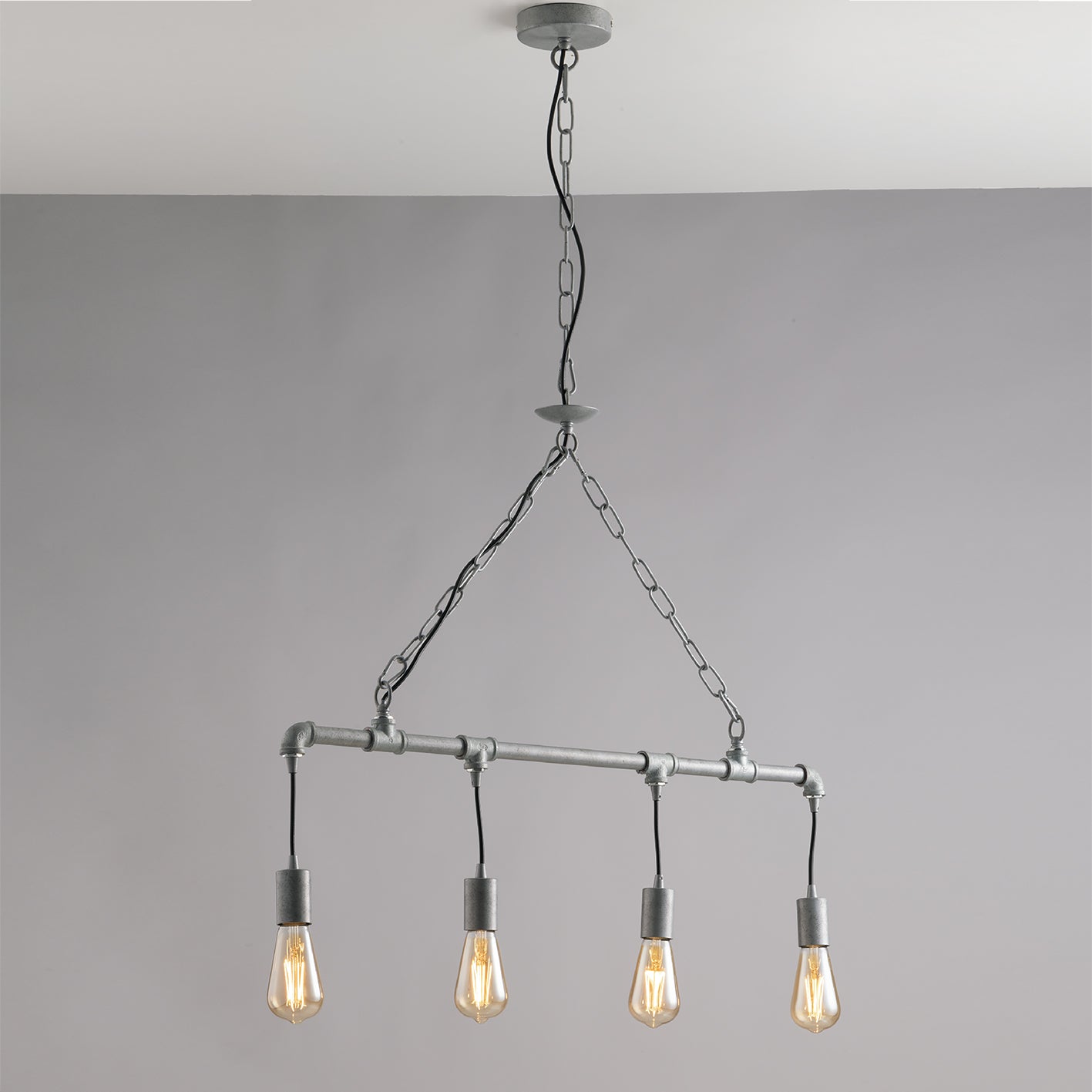 Sospensione 4 luci metallo effetto zincato stile tubi e rubinetti 4XE27 non incl. AMARCORD Sospensione 4 luci metallo effetto zincato stile tubi e rubinetti 4XE27 non incl. AMARCORD